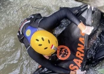 Petugas Tim SAR Gabungan melakukan evakuasi jasad bocah yang ditemukan tersangkut di aliran drainase di Kelurahan Simpang III Sipin, Kota Jambi, Sabtu (13/12/2025). (Daus)