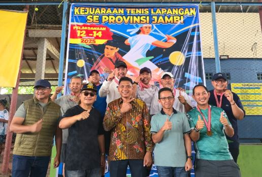 Kompol Dr. Novrizal (tengah) bersama Prima Surya berfoto usai memastikan gelar juara Turnamen Tenis Lapangan Terbuka se-Provinsi Jambi 2025 yang berlangsung pada 12–14 Desember 2025. (Dok.Irwan)