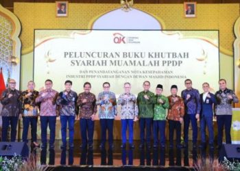 Jajaran pimpinan Otoritas Jasa Keuangan, Kementerian Agama, Dewan Masjid Indonesia, dan asosiasi industri PPDP Syariah berfoto bersama usai peluncuran Buku Khutbah Syariah Muamalah PPDP di Jakarta, Senin (15/12/2025). (Dok. Surtan)