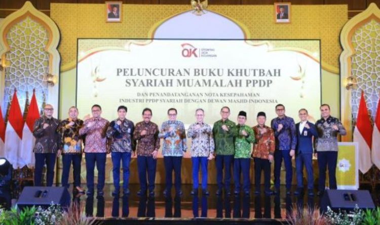 Jajaran pimpinan Otoritas Jasa Keuangan, Kementerian Agama, Dewan Masjid Indonesia, dan asosiasi industri PPDP Syariah berfoto bersama usai peluncuran Buku Khutbah Syariah Muamalah PPDP di Jakarta, Senin (15/12/2025). (Dok. Surtan)
