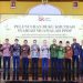 Jajaran pimpinan Otoritas Jasa Keuangan, Kementerian Agama, Dewan Masjid Indonesia, dan asosiasi industri PPDP Syariah berfoto bersama usai peluncuran Buku Khutbah Syariah Muamalah PPDP di Jakarta, Senin (15/12/2025). (Dok. Surtan)