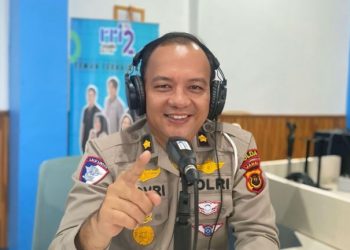 Kasubdit Kamsel Ditlantas Polda Jambi Kompol Dr. Novrizal, S.Sos., M.H. menjadi narasumber dalam program “Polantas Menyapa” yang disiarkan Pro II RRI Jambi, Rabu (17/12/2025) (Dok. Humas)
