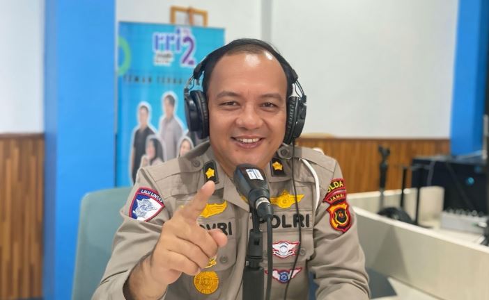 Kasubdit Kamsel Ditlantas Polda Jambi Kompol Dr. Novrizal, S.Sos., M.H. menjadi narasumber dalam program “Polantas Menyapa” yang disiarkan Pro II RRI Jambi, Rabu (17/12/2025) (Dok. Humas)