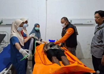 Petugas kepolisian dan tenaga medis mengevakuasi jenazah seorang warga Kecamatan Pemayung yang ditemukan meninggal dunia di Desa Serasah, Kabupaten Batang Hari, Jumat (19/12/2025). (Dok.Nahar)