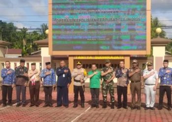 Kapolres Batang Hari AKBP Handoyo Yudhy Santosa berpoto bersama usai memimpin Apel Pasukan Operasi Lilin 2025 di halaman Mako Polres Batang Hari, Jumat (19/12/2025), (Dok. Nahar)