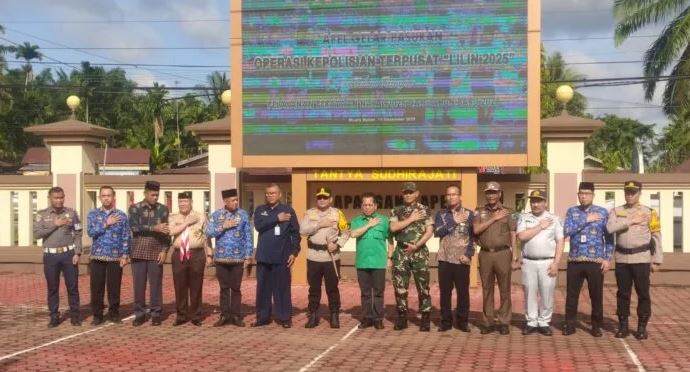 Kapolres Batang Hari AKBP Handoyo Yudhy Santosa berpoto bersama usai memimpin Apel Pasukan Operasi Lilin 2025 di halaman Mako Polres Batang Hari, Jumat (19/12/2025), (Dok. Nahar)