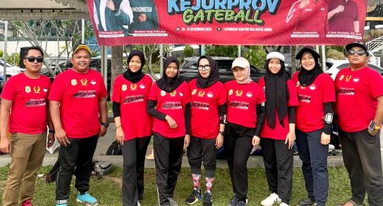 Kontingen Pengkab Pergatsi Kabupaten Tanjung Jabung Timur berpose bersama usai pertandingan hari pertama Kejurprov Gateball 2025, setelah dua kategori berhasil melaju ke babak final. (Dok .Daus)