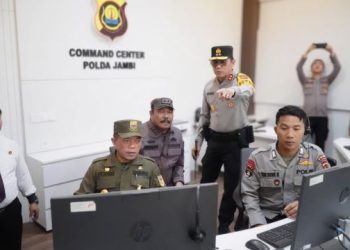 Kapolda Jambi Irjen Pol Krisno H. Siregar bersama Gubernur Jambi Al Haris dan unsur Forkopimda meninjau layanan Call Center Polri 110 di Gedung Siginjai Mapolda Jambi (Dok. Nahar)