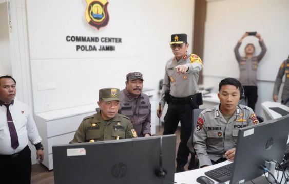 Kapolda Jambi Irjen Pol Krisno H. Siregar bersama Gubernur Jambi Al Haris dan unsur Forkopimda meninjau layanan Call Center Polri 110 di Gedung Siginjai Mapolda Jambi (Dok. Nahar)