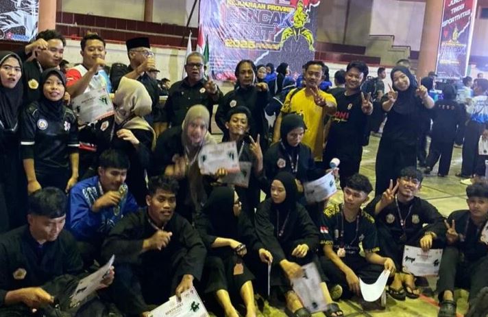 Kontingen IPSI Kabupaten Tanjung Jabung Timur berpose bersama usai meraih juara umum II pada Kejuaraan Provinsi Pencak Silat Jambi 2025 di GOR Judo Kota Baru, Jambi. (Dok. Daus)