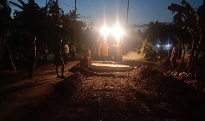 Alat berat disiagakan di ruas jalan rawan kemacetan di Kabupaten Tanjung Jabung Timur sebagai langkah antisipasi lonjakan lalu lintas menjelang Natal 2025 dan Tahun Baru 2026. (Dok . Daus)