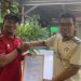 Rizki Hidayat (kanan) menyerahkan formulir pendaftaran calon Ketua Asosiasi Futsal Kota (Afkot) Jambi periode 2026–2029, Sabtu (20/12/2025). (Dok. Nahar)