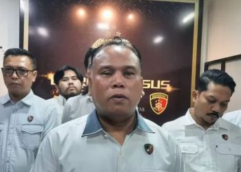 Direktur Reserse Kriminal Khusus Polda Jambi Kombes Pol Taufik Nurmandia (tengah) menyampaikan keterangan pers terkait penetapan tersangka baru kasus dugaan korupsi Dana Alokasi Khusus (DAK) SMK di Dinas Pendidikan Provinsi Jambi, Senin (22/12/2025). (Dok. Nahar)