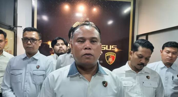 Direktur Reserse Kriminal Khusus Polda Jambi Kombes Pol Taufik Nurmandia (tengah) menyampaikan keterangan pers terkait penetapan tersangka baru kasus dugaan korupsi Dana Alokasi Khusus (DAK) SMK di Dinas Pendidikan Provinsi Jambi, Senin (22/12/2025). (Dok. Nahar)