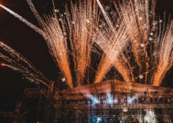 IlustarsiPesta kembang api menyemarakkan perayaan malam pergantian tahun. (Dok. Suara.com)