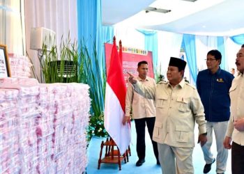 Presiden Prabowo Subianto menyaksikan penyerahan laporan capaian hasil kerja Satgas Penertiban Kawasan Hutan (PKH) dan penyelamatan keuangan negara tahun 2025 di Gedung Utama Kejaksaan Agung RI, Jakarta, Rabu (24/12/2025). (Dok. presidenri.go.id)