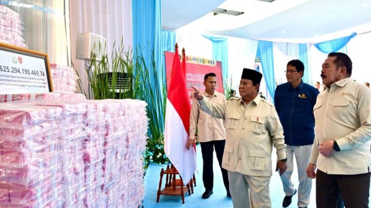 Presiden Prabowo Subianto menyaksikan penyerahan laporan capaian hasil kerja Satgas Penertiban Kawasan Hutan (PKH) dan penyelamatan keuangan negara tahun 2025 di Gedung Utama Kejaksaan Agung RI, Jakarta, Rabu (24/12/2025). (Dok. presidenri.go.id)