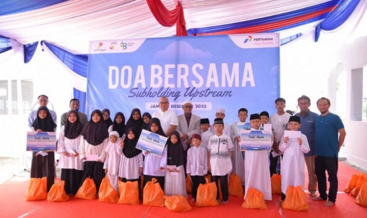 Direktur Utama PHR Regional 1 Sumatra Muhamad Arifin (tengah) bersama jajaran manajemen dan anak-anak penerima manfaat saat kegiatan Doa Bersama dan Santunan Anak Yatim di Jambi, Jumat (5/12/2025). (Dok. Humas)