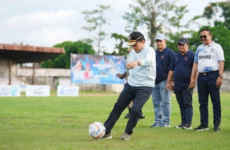 Gubernur Jambi Al Haris menendang bola sebagai simbol dimulainya Turnamen Gubernur Cup Jambi 2026 di Stadion Tri Lomba Juang, Jambi. (Dok. Riki)