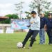 Gubernur Jambi Al Haris menendang bola sebagai simbol dimulainya Turnamen Gubernur Cup Jambi 2026 di Stadion Tri Lomba Juang, Jambi. (Dok. Riki)