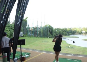 Seorang peserta mencoba memukul bola golf dalam perayaan 35 tahun Golf House di Jakarta. (Dok. Humas Golf House)