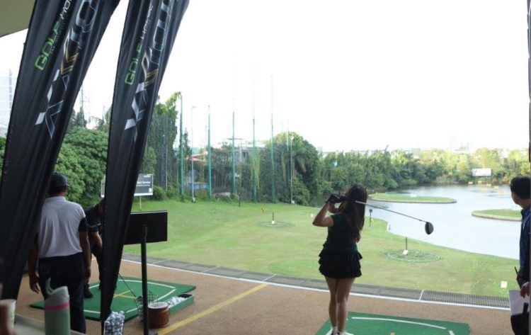 Seorang peserta mencoba memukul bola golf dalam perayaan 35 tahun Golf House di Jakarta. (Dok. Humas Golf House)