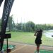 Seorang peserta mencoba memukul bola golf dalam perayaan 35 tahun Golf House di Jakarta. (Dok. Humas Golf House)