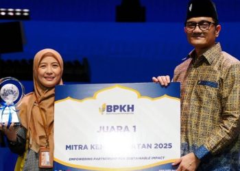 Direktur Utama Laznas PPPA Daarul Qur’an, Dwi Kartika Ningsih, menerima penghargaan Juara 1 Mitra Kemaslahatan 2025 dari Badan Pengelola Keuangan Haji (BPKH) pada acara Awarding Mitra Kemaslahatan di Balai Sarbini, Jakarta. (Dok. Humas PPPA Daarul Quran)