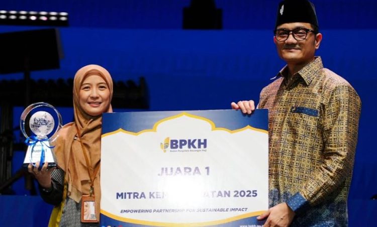 Direktur Utama Laznas PPPA Daarul Qur’an, Dwi Kartika Ningsih, menerima penghargaan Juara 1 Mitra Kemaslahatan 2025 dari Badan Pengelola Keuangan Haji (BPKH) pada acara Awarding Mitra Kemaslahatan di Balai Sarbini, Jakarta. (Dok. Humas PPPA Daarul Quran)