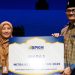 Direktur Utama Laznas PPPA Daarul Qur’an, Dwi Kartika Ningsih, menerima penghargaan Juara 1 Mitra Kemaslahatan 2025 dari Badan Pengelola Keuangan Haji (BPKH) pada acara Awarding Mitra Kemaslahatan di Balai Sarbini, Jakarta. (Dok. Humas PPPA Daarul Quran)