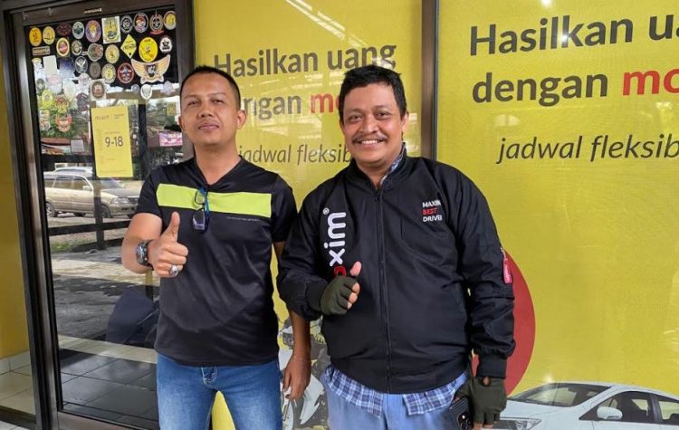 Head of Subdivision Maxim Jambi, Jos Anggun Sari (kiri), bersama Rahmat, pengemudi Maxim yang dinobatkan sebagai Best Driver of The Month setelah mencatat performa tanpa rating negatif sepanjang periode evaluasi. (Dok, Humas)