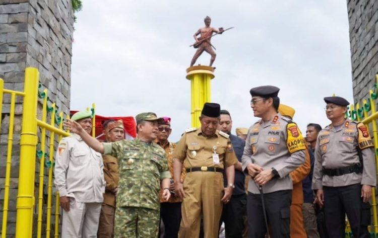 Gubernur Jambi Al Haris bersama unsur Forkopimda dan jajaran TNI-Polri mengikuti Apel Peringatan Peristiwa Pertempuran Tugu Juang Simpang Tiga Sipin di Monumen Tugu Juang, Kota Jambi, Senin (29/12/2025). (Dok. Stepanus)