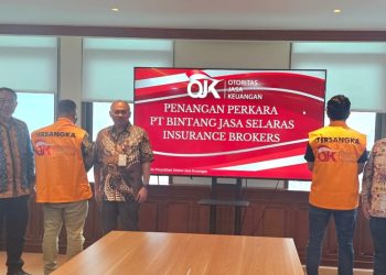 Dua tersangka kasus penggelapan premi asuransi PT Bintang Jasa Selaras Insurance Brokers ke Kejaksaan Negeri Jakarta Pusat, Rabu (27/11/2025). (Dok. Humas OJK Jambi)