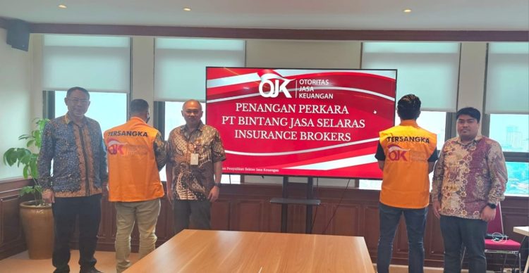 Dua tersangka kasus penggelapan premi asuransi PT Bintang Jasa Selaras Insurance Brokers ke Kejaksaan Negeri Jakarta Pusat, Rabu (27/11/2025). (Dok. Humas OJK Jambi)