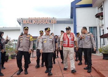 Astamaops Kapolri, Komjen Pol Dr. Mohammad Fadil Imran, hadir mewakili Kapolri untuk menyerahkan langsung bantuan tersebut di lokasi terdampak bencana alam, Selasa (2/12/2025). (Dok.yola)