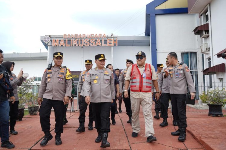 Astamaops Kapolri, Komjen Pol Dr. Mohammad Fadil Imran, hadir mewakili Kapolri untuk menyerahkan langsung bantuan tersebut di lokasi terdampak bencana alam, Selasa (2/12/2025). (Dok.yola)