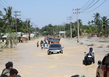 Kapolda Aceh Irjen Pol. Drs. Marzuki Ali Basyah, kunjungi lokasi banjir, Selasa (2/12/2025). (Dok/yl)