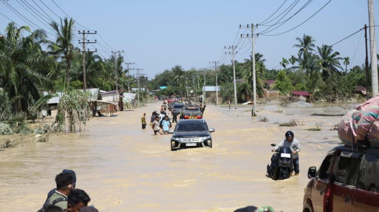 Kapolda Aceh Irjen Pol. Drs. Marzuki Ali Basyah, kunjungi lokasi banjir, Selasa (2/12/2025). (Dok/yl)