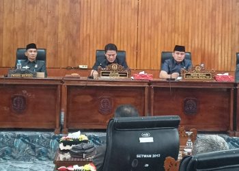 Rapat Paripurna yang berlangsung di Gedung DPRD Kaur, Senin (8/12/2025). (Dok/supratman)