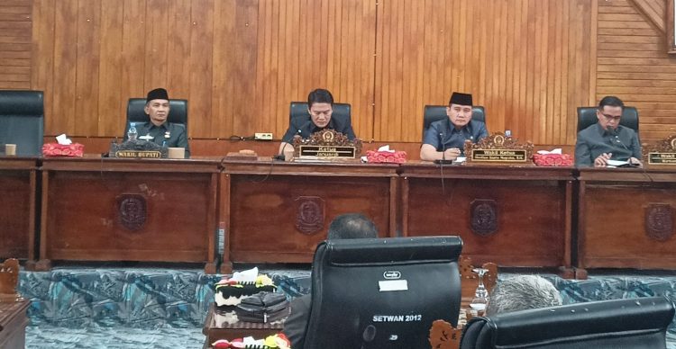Rapat Paripurna yang berlangsung di Gedung DPRD Kaur, Senin (8/12/2025). (Dok/supratman)