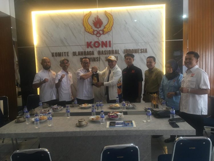 Pengurus KONI Provinsi Lampung dan KONI Provinsi Jambi berfoto bersama usai pertemuan koordinasi di Kantor KONI Provinsi Jambi. (Dok Stepanus)