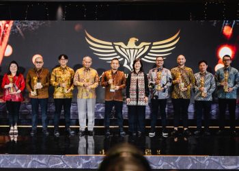 Para penerima penghargaan ASRRAT 2025 berpose bersama usai penyerahan trofi Gold Rank kepada SKK Migas dalam ajang Asia Sustainability Reporting Rating di Nusa Dua, Bali, Jumat (28/11/2025). (Dok. FJM)