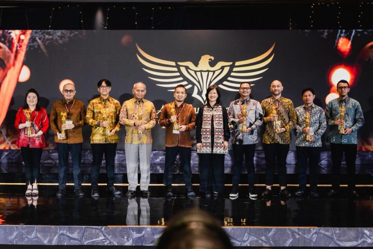 Para penerima penghargaan ASRRAT 2025 berpose bersama usai penyerahan trofi Gold Rank kepada SKK Migas dalam ajang Asia Sustainability Reporting Rating di Nusa Dua, Bali, Jumat (28/11/2025). (Dok. FJM)