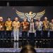 Para penerima penghargaan ASRRAT 2025 berpose bersama usai penyerahan trofi Gold Rank kepada SKK Migas dalam ajang Asia Sustainability Reporting Rating di Nusa Dua, Bali, Jumat (28/11/2025). (Dok. FJM)
