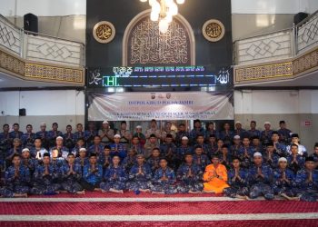 Personel Ditpolairud Polda Jambi melaksanakan salat gaib dan doa bersama di Masjid Al Ikhlas Polda Jambi untuk mendoakan para korban bencana alam di Aceh, Sumatera Utara, dan Sumatera Barat, Senin (1/12/2025). (Dok. Nahar)