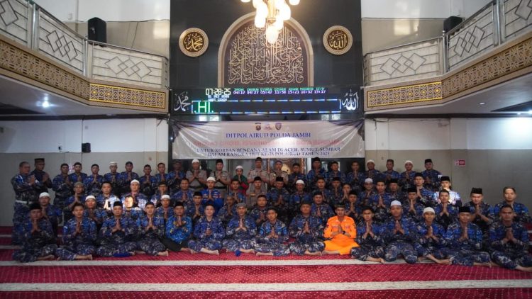 Personel Ditpolairud Polda Jambi melaksanakan salat gaib dan doa bersama di Masjid Al Ikhlas Polda Jambi untuk mendoakan para korban bencana alam di Aceh, Sumatera Utara, dan Sumatera Barat, Senin (1/12/2025). (Dok. Nahar)