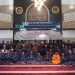 Personel Ditpolairud Polda Jambi melaksanakan salat gaib dan doa bersama di Masjid Al Ikhlas Polda Jambi untuk mendoakan para korban bencana alam di Aceh, Sumatera Utara, dan Sumatera Barat, Senin (1/12/2025). (Dok. Nahar)