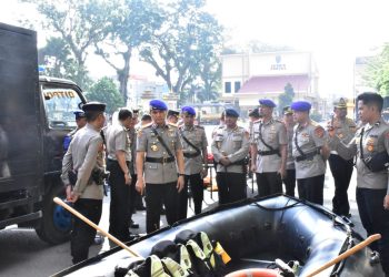 Kapolda Jambi Irjen Pol Krisno H. Siregar meninjau kesiapan personel dan perlengkapan SAR sebelum pemberangkatan bantuan kemanusiaan ke Sumatera Barat di Lapangan Hitam Mapolda Jambi, Senin (1/12/2025). (Dok. Nahar)