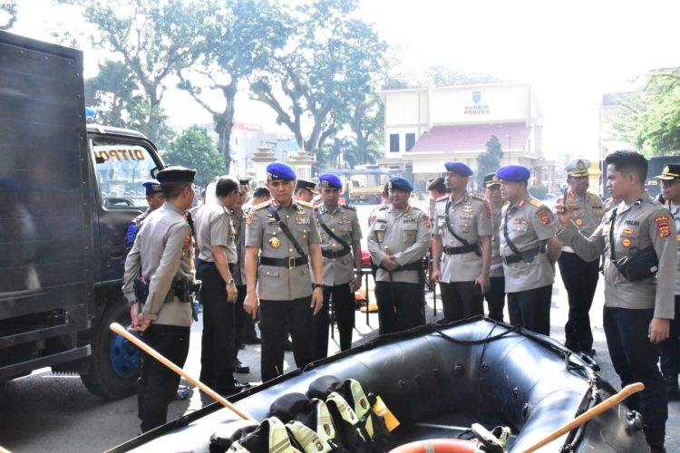 Kapolda Jambi Irjen Pol Krisno H. Siregar meninjau kesiapan personel dan perlengkapan SAR sebelum pemberangkatan bantuan kemanusiaan ke Sumatera Barat di Lapangan Hitam Mapolda Jambi, Senin (1/12/2025). (Dok. Nahar)