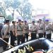 Kapolda Jambi Irjen Pol Krisno H. Siregar meninjau kesiapan personel dan perlengkapan SAR sebelum pemberangkatan bantuan kemanusiaan ke Sumatera Barat di Lapangan Hitam Mapolda Jambi, Senin (1/12/2025). (Dok. Nahar)